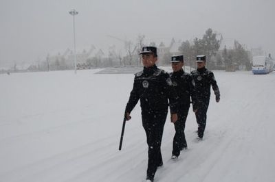 内蒙古兴安边境管理支队民警踏雪巡逻保平安